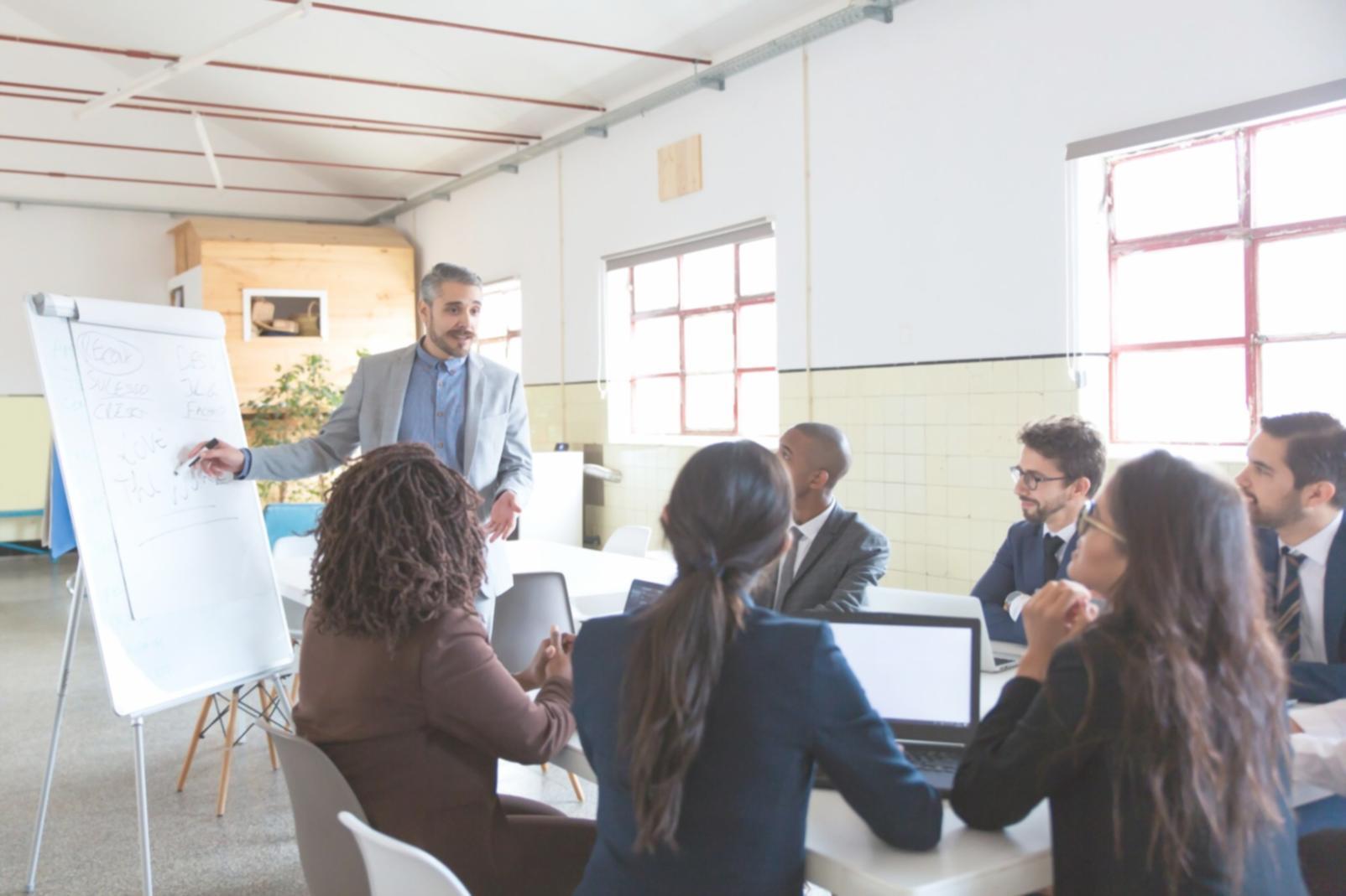 Moderne Büroräume mit Finanzplanungstools